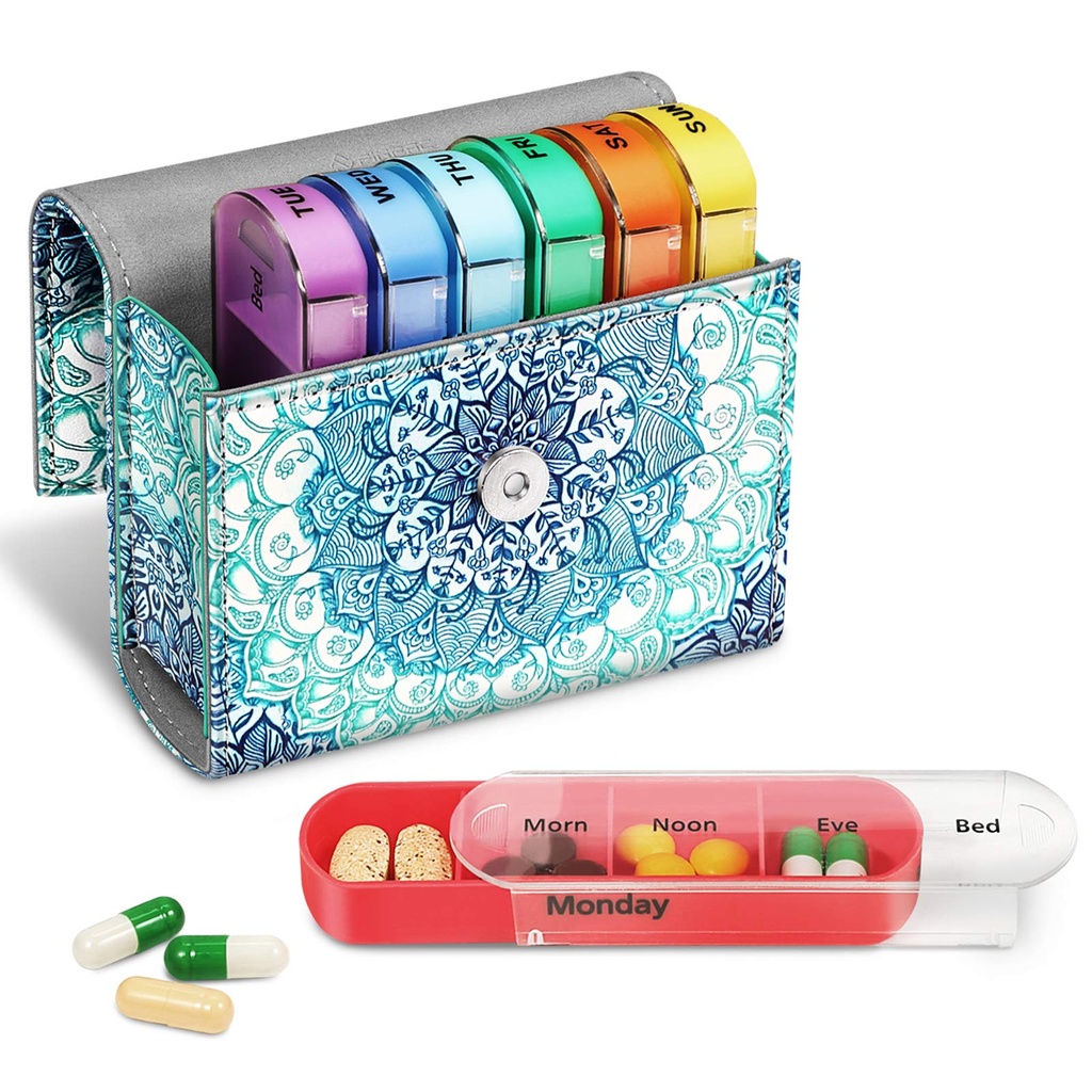 FINPAC Organiza organizadores semanales 4 veces al día, diapositivas Open PU Leather Case Travel Pill Vitamin Medicine Recordatorio y planificador con nombre Tarjeta para la Mañana por la tarde Buenas tardes Buenas tardes Buenas tardes (Ilusiones Esmeraldas)