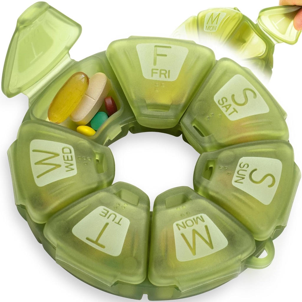 Organizador semanal redondo, TPU Rubberized, Contenedor de pilas de viaje 7 Día, con 7 grandes compartimientos, Ideal para suplementos diarios de vitaminas, Cute Pill Case con letras grandes y Braille (Olive)